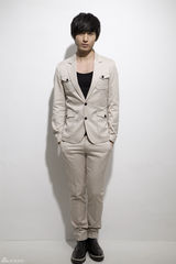 组图：成毅米色西装低调中彰显魅力