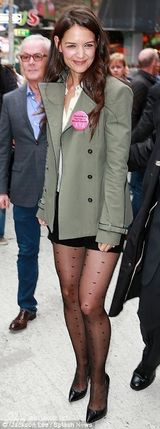 组图：35岁前阿汤嫂白发丛生 录早安美国秀长腿