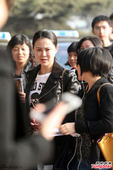 组图：顾长卫携子为蒋雯丽话剧捧场 关悦挺师姐