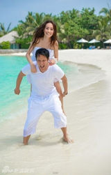 组图：关颖着白裙与未婚夫度假 海滩甜蜜亲吻