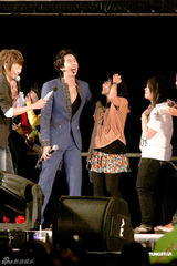 组图：SS501成员金亨俊独自赴台 与粉丝玩爱的抱抱 