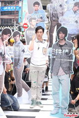 组图：严爵健身登高冒冷汗自嘲怕死