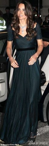 组图：凯特王妃明艳蓝裙出街 身形变消瘦