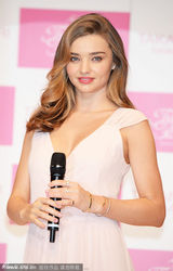 组图：米兰达-可儿日本捞金 深V秀美胸惹人爱怜