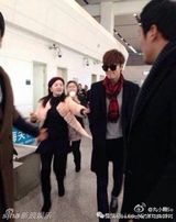 组图：李敏镐现身武汉 疯狂粉丝挤倒200斤记者