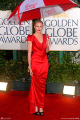 高清图：卡梅隆-迪亚兹雨中现身 身姿窈窕红裙美艳