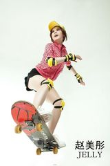 幻灯图：赵美彤滑板写真曝光 展现运动健康一面