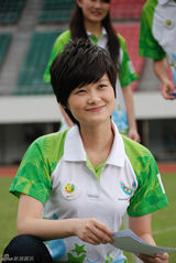 高清组图：李宇春献歌大运会 与志愿者同拍MV