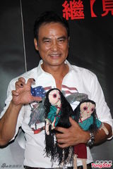 组图：任达华率众鬼逛大街 自曝拍《鬼夜》撞鬼