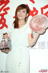 组图：Selina无袖长裙亮相 坦然露手臂疤痕