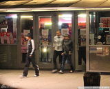 组图：麦当娜恋上幼齿男友 两人亲密走出电影院