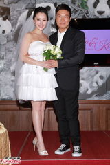 组图：香港艺人钱嘉乐汤盈盈结婚 接吻秀对戒