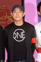 组图：李连杰亲手为其蜡像揭幕 呼吁大家参与慈善