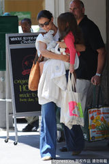 组图：凯蒂霍尔姆斯带女儿逛街 苏瑞情绪低落躲镜头