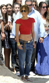 组图：詹妮弗-洛佩兹清凉装扮现身乌拉圭海滩