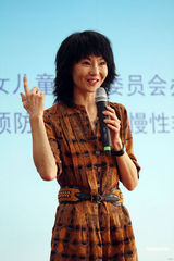 组图：张曼玉投身公益事业略显消瘦