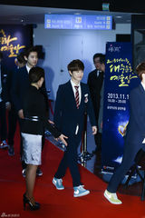 独家：EXO等亮相大众文化艺术奖红毯