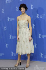 幻灯图：《吹口哨》柏林记者会 男女主角亲昵不避嫌