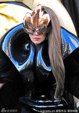 组图：Gaga香水发布变外星人 甩发险摔倒