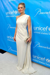 高清组图：克莉丝汀-贝尔白色单肩礼服性感亮相