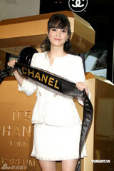 幻灯图：新科影后张榕容白色洋装高贵大方