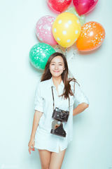 组图：王智写真清新甜美 笑容灿烂似邻家女孩