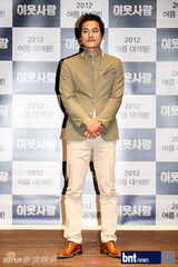 组图：韩星金允珍金赛纶等宣传新片《邻居》