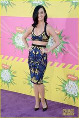 组图:儿童选择奖红毯  暮光女秀美腿钱妞变绅士