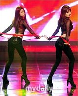 组图：韩女团舞台装尺度无下限 薄纱透视露底