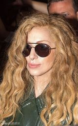 组图：LadyGaga现身寓所与粉丝合影 鼻环抢镜
