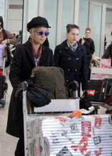 组图：周笔畅返京中性装扮 休假后合约新动向不明