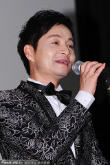 组图：韩导牵同性妻子秀甜蜜 对方穿裙婀娜