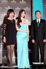 幻灯图集：吴佩慈淡蓝长裙气质优雅