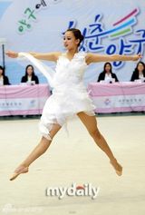 组图：艺体选手孙妍在穿轻薄白纱献艺露打底裤