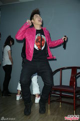 组图：潘玮柏摇下体跳哈林摇 对新恋情没有期待