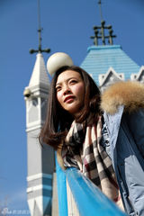 组图：于小磊冬日阳光写真演绎微笑天使