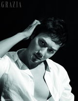 组图：冯绍峰半裸露背秀肌肉 拍大片宣传《鸿门宴》