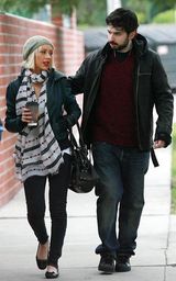 幻灯图集：克里斯蒂娜-阿奎莱拉挽手丈夫亲密逛洛城