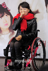 组图：酷龙姜元来拍圣诞剧《感谢你给我带来笑容》