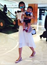 组图：陈浩民妻子晒儿女照 姐弟情深呆萌可爱