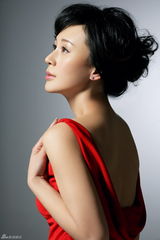 组图：杨雨婷展现百变魅力 “女村长”发布全新写真 