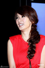 组图：Hebe单飞红裙亮相 与帅哥合影娇俏可人