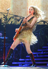 组图：泰勒-斯威夫特公开彩排 热辣亮片裙抢眼