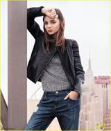 组图：米兰达拍大片 时尚休闲显干练