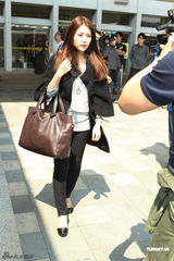 组图：佐藤麻衣现身清丽依旧 谈地震如世界末日