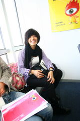 高清组图：快女三甲做客新浪花絮 黄英看外景发呆