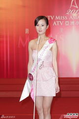 组图：尚格云顿助阵2012亚姐竞选赞佳丽优雅