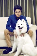 组图：薛之谦展温柔一面 与宠物狗鳌拜拍写真