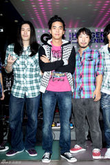 组图：柯有纶为服装助阵演出 透露新专辑12月发行