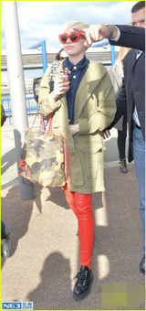 组图：麦莉身体康复恢复巡演 红框眼镜出街扮酷